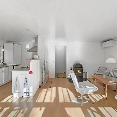Holiday home Stunning In Nexo With Kitchen Spidsegard
